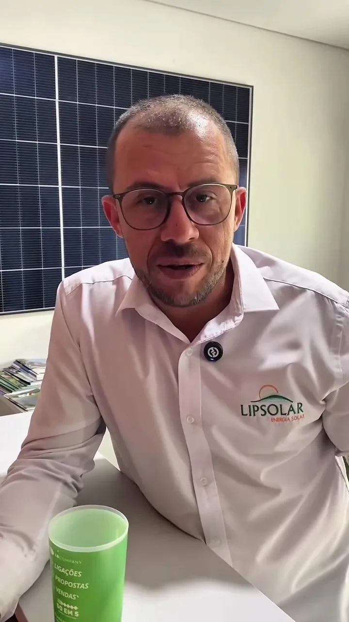 Técnico da LipSolar em atendimento, com painel solar decorativo ao fundo