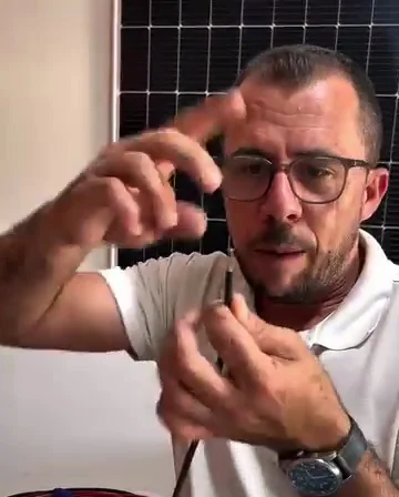 Felipe, fundador da LipSolar, preparando conector de cabo solar