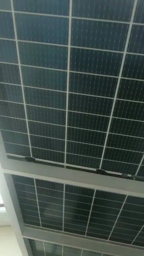 Estrutura de pergolado com painéis solares instalados como cobertura