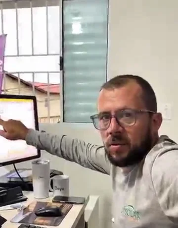 Felipe, fundador da LipSolar, mostrando painel de monitoramento de geração de energia solar