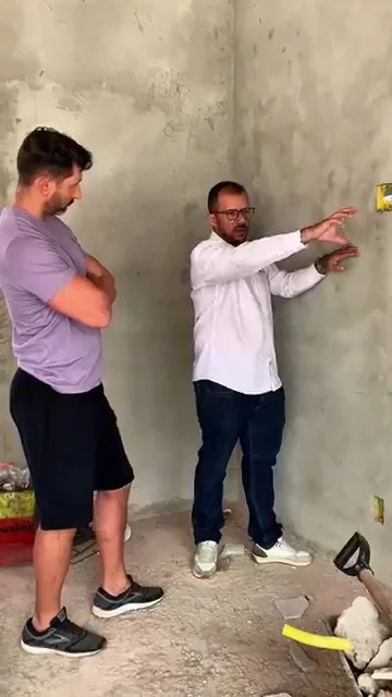 Felipe, fundador da LipSolar, orientando cliente sobre passagem de eletrodutos durante obra