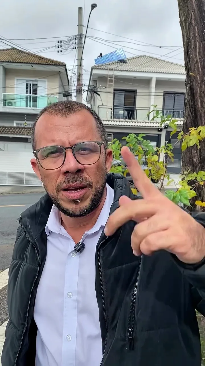 Técnico da LipSolar em bairro residencial durante visita técnica