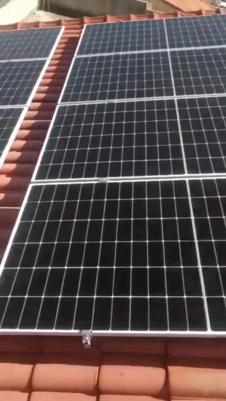 Painéis solares instalados em telhado de telha cerâmica, vista aérea