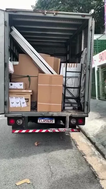 Caminhão carregado com painéis solares e caixas de equipamentos