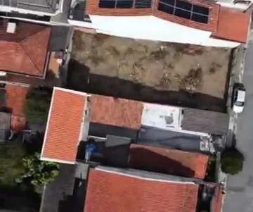 Vista aérea de drone mostrando painéis solares instalados em telhado residencial em Osasco