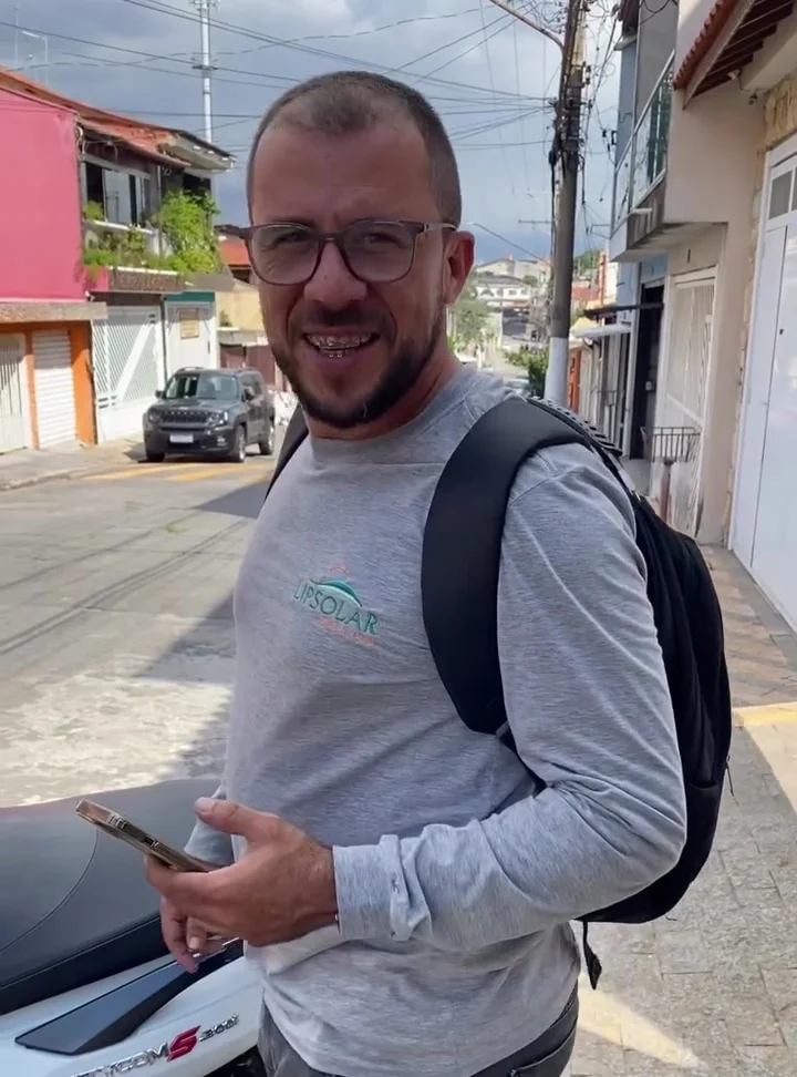 Felipe, fundador da LipSolar, chegando para uma vistoria técnica