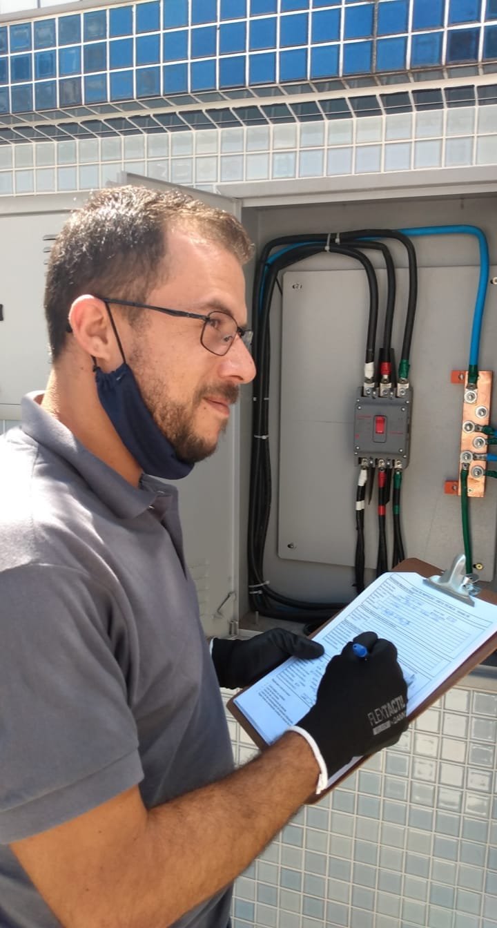 Felipe, fundador e CEO da LipSolar Solutions, realizando vistoria técnica em quadro elétrico