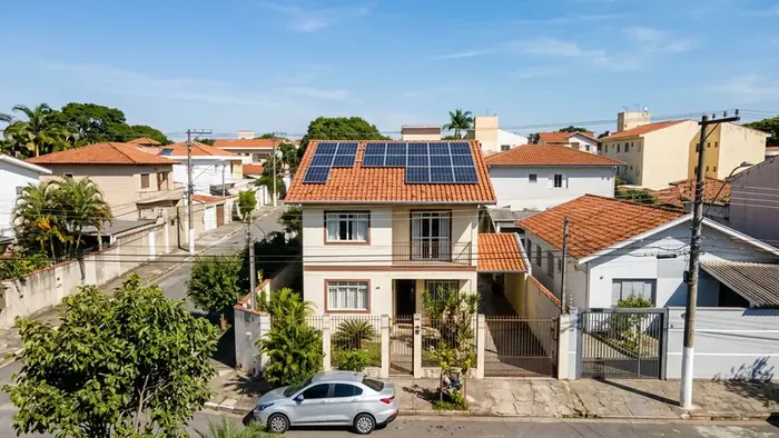 Painel solar instalado em telhado residencial em Osasco